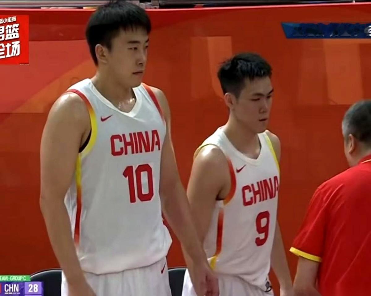 中国男篮在亚运会上无缘奖牌后，一份关于球队接下来的“四点调整”方案被摆上了桌面。
这几条方案一放出来，其实是把过去几年困住球员的几块“遮羞布”，一把给扯了下来。
第一刀，直接劈碎了“论资排辈”的牌坊。
以前选人，多少得看看资历、顾顾名气。以后不搞这套了，就看一样东西：硬实力。
更直白点说，就是看基本
