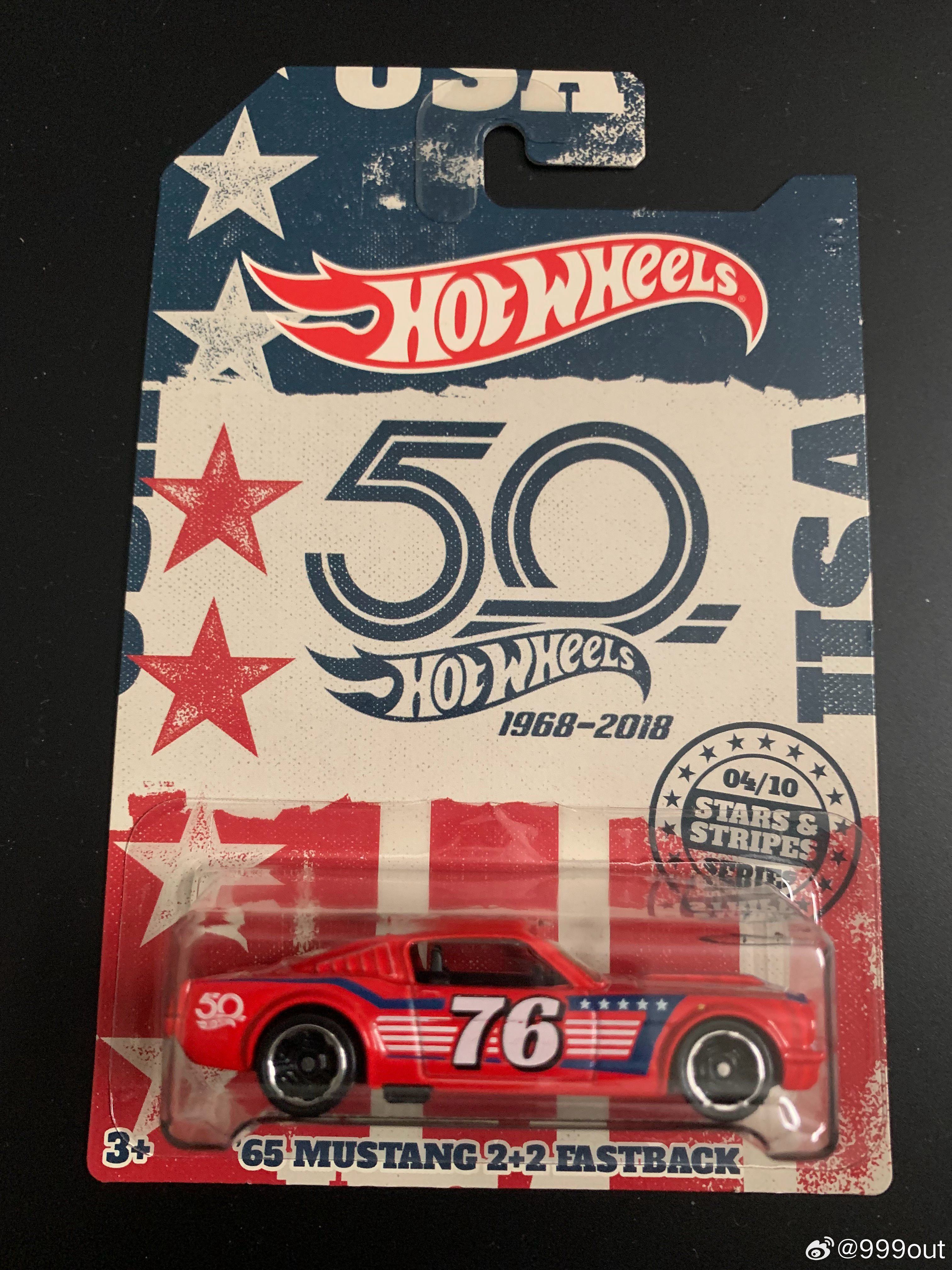 #风火轮故事每日科普[超话]#  这张图片展示的是风火轮（Hot Wheels）在 2018年推出的“星条旗系列”（Stars & Stripes Series） 独家合金玩具车，具体车型为 '65 Mustang 2+2 Fastback（1965年福特野马斜背跑车）。🏷️ 核心收藏信息：所属系列：风火轮 50 周年纪念——星条旗系列（该系列共 10 款车 ​