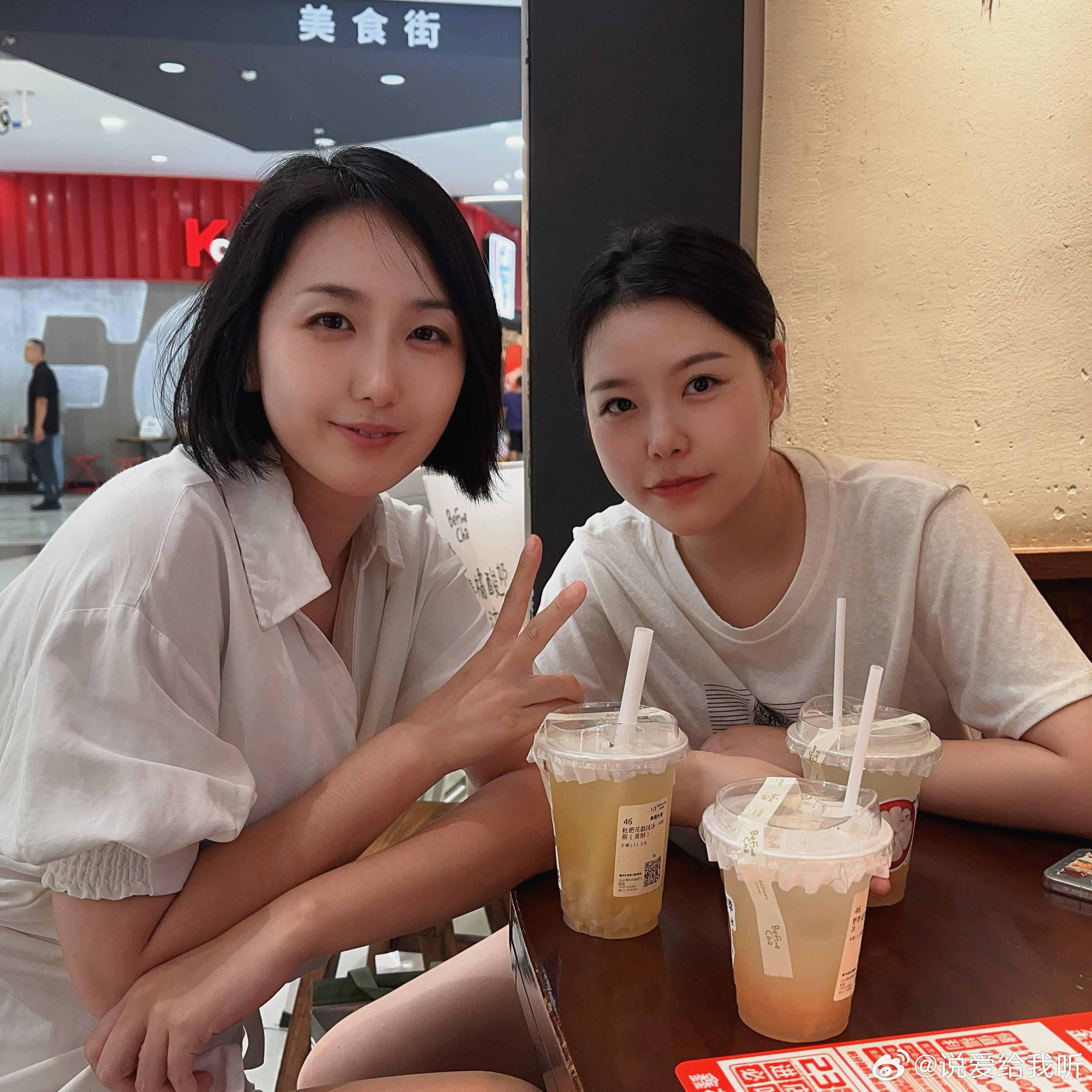 在宇泽认识的同龄姐妹，最开始我们只是甲乙双方的工作关系。两个人性格投缘爱聊天，慢慢就处成了朋友。

刚认识那会，她正准备结婚。为了怀孩子反复打针，经历两次流产，那时候听着特别心疼。

阔别一年多重新相聚，昨天跟着她去做SPA。听店员聊天才知道，她日常充卡动辄上万，产后保养前后花了十几万 ​