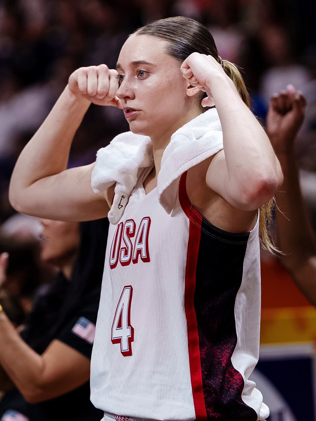 #PaigeBueckers[超话]#  
世界杯🏆｜总决赛
特别开心能全程参与记录佩奇成年国家队的第一次世界杯经历，小猪每场比赛都勤勤恳恳，做好自己该做的，防守端表现出色。
很幸运第一次参加成年队世界杯就拿到了冠军奖杯🏆，拥有一个完美结局。作为观众，享受比赛的竞争氛围，也很能感受到球员们代表国家 ​