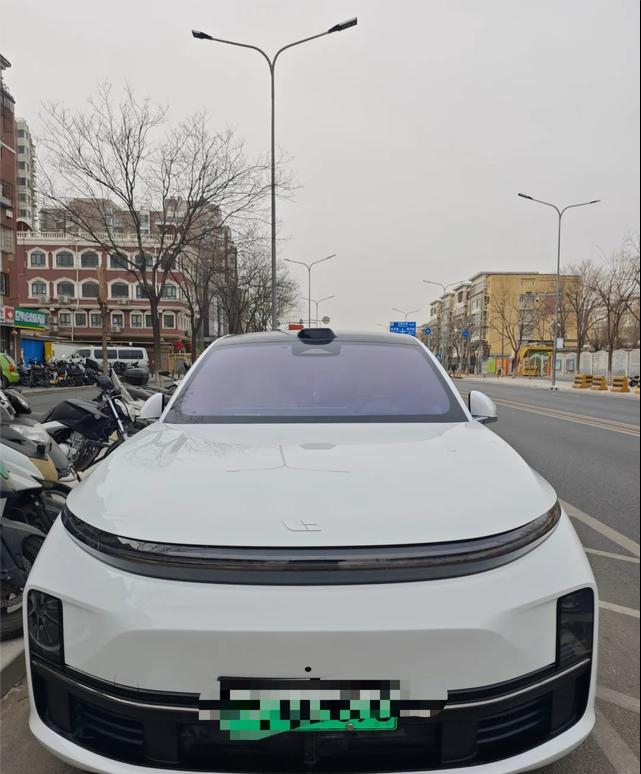 理想L7二手车——23款16万左右，增程“退潮”后性价比凸显
理想L系列增程车型正在经历一场结构性贬值。2024款理想L7 Pro二手参考价约28.5-30万，相比三个月前仅微跌0.5万左右，一年折旧率控制在18%-20%区间，在新能源SUV中属于较稳水平。
值得买：2023款L7，16万左右。 3