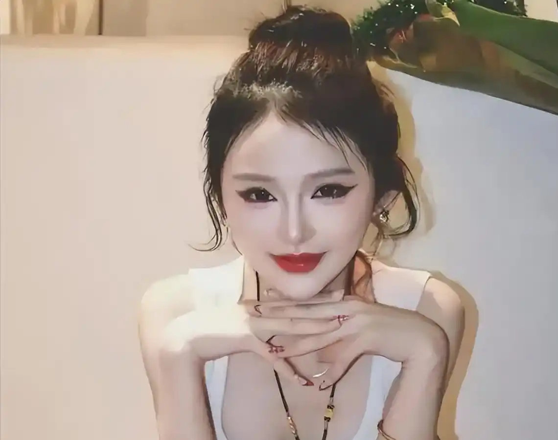 #吃播网红干饭莹莹去世年仅24岁#24岁百万吃播网红莹莹离世，生前叮嘱身体第一，三天后不幸离世#一个爱吃的人天塌了# ​
