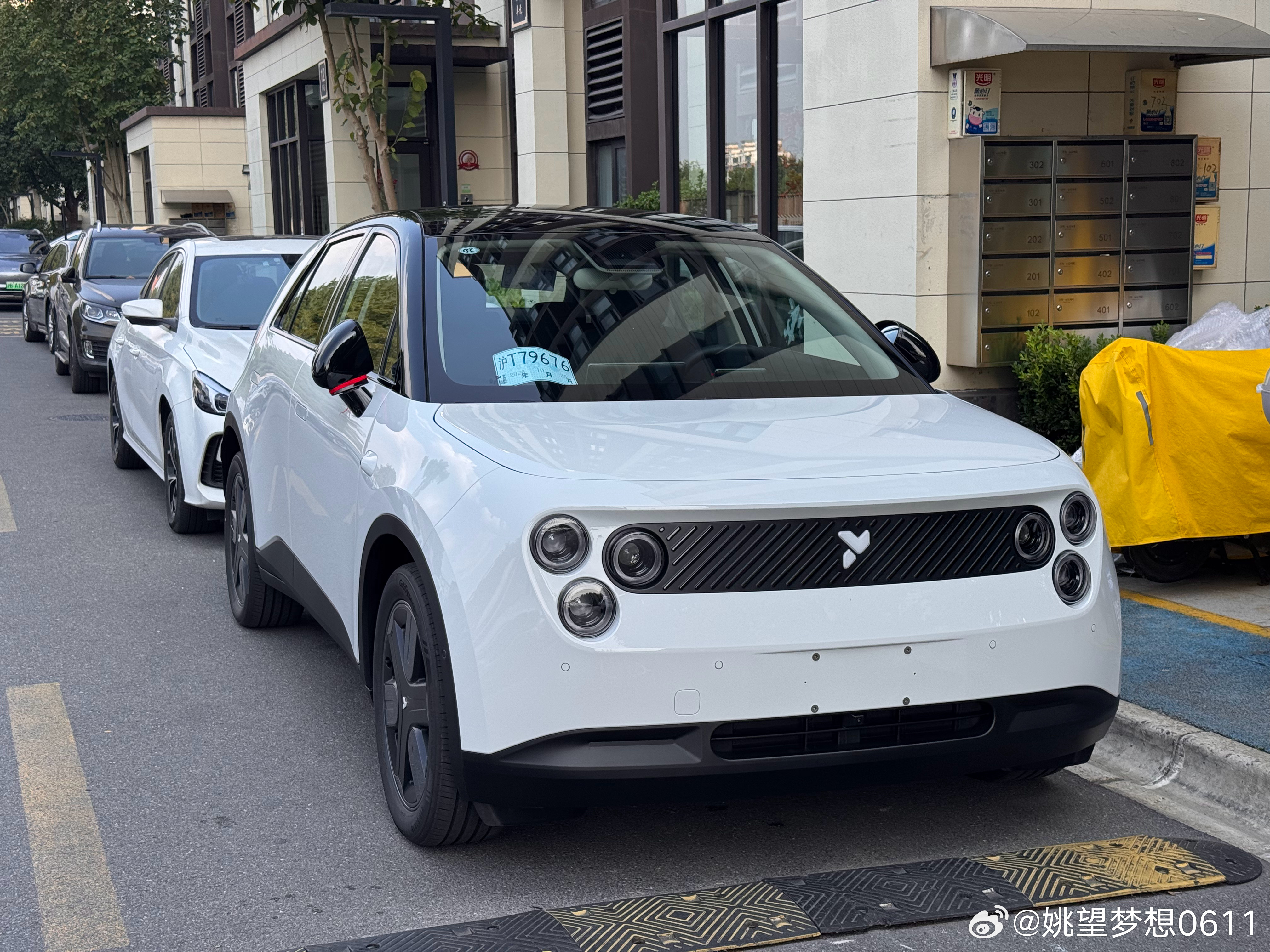喜提我的小白萤火虫✨！今天的提车交付仪式感满满，从前期对比车型、到交付现场验车，工作人员全程耐心细致，一项一项帮我讲解车辆设置和辅助功能。往后就由这台可爱的萤火虫陪着我，穿梭城市大街小巷，开启属于我的全新出行旅程，奔赴更多美好风景。

#firefly萤火虫 #头号萤家  ​