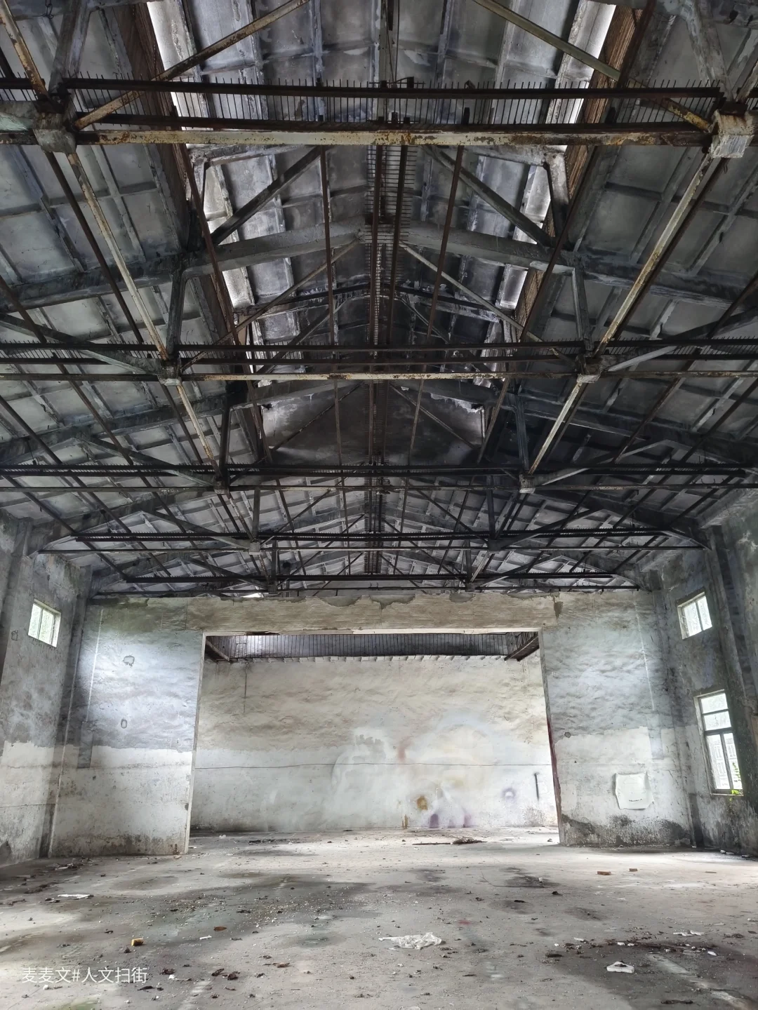 【巴南】一座废弃的礼堂和闲置老办公楼