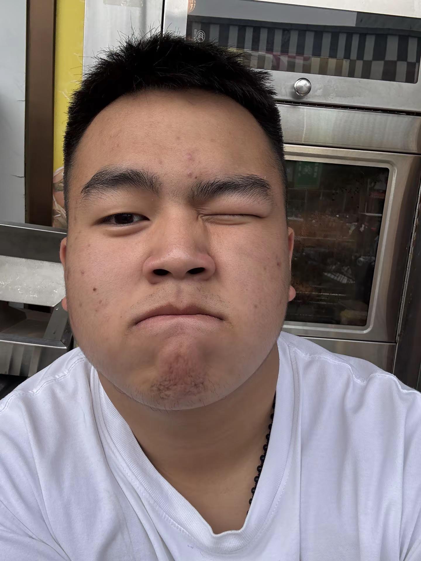 他是一个满分男 而且他在等待hebe的新专