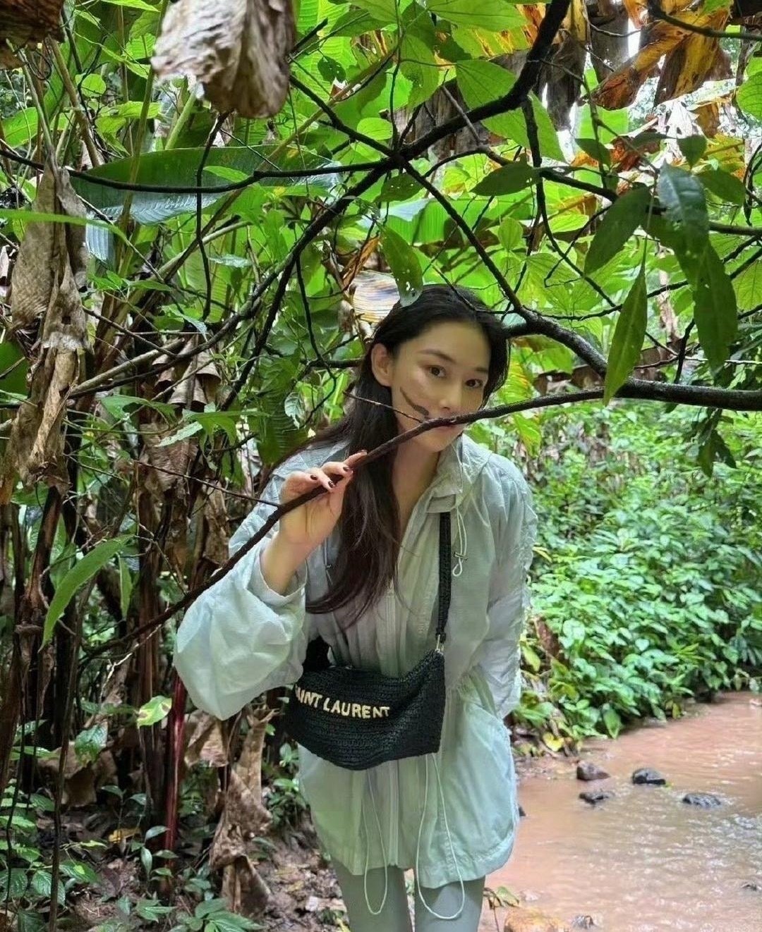 张馨予大方秀恩爱，与何捷拍情侣头像，何捷长得好壮实一身腱子肉，妈妈也一起出游了！ ​