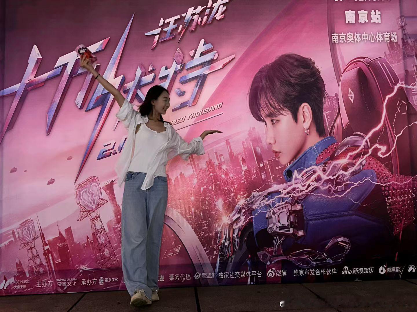 #汪苏泷[超话]# 20250912[心]20250913[心]20250914[心]爱你们[心][心][心]爱罗曼城[心]爱城主[心]
爱属于我们的宿命感的每一刻[心]
一年后的现在 我们依然幸福[心]
未来的每一年 我们都要幸福[心] ​