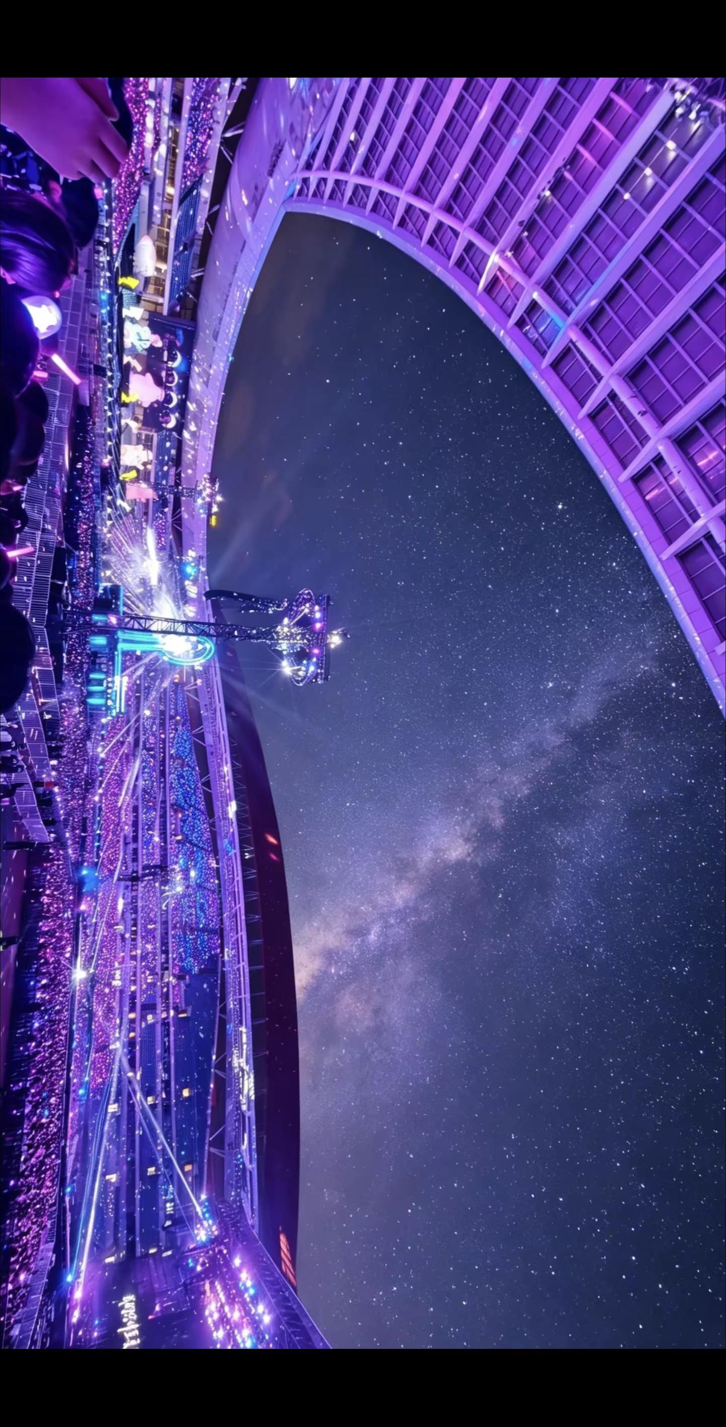 我们应该一起坐在场馆里看星星。你说人类很渺小 我说爱很伟大啊
