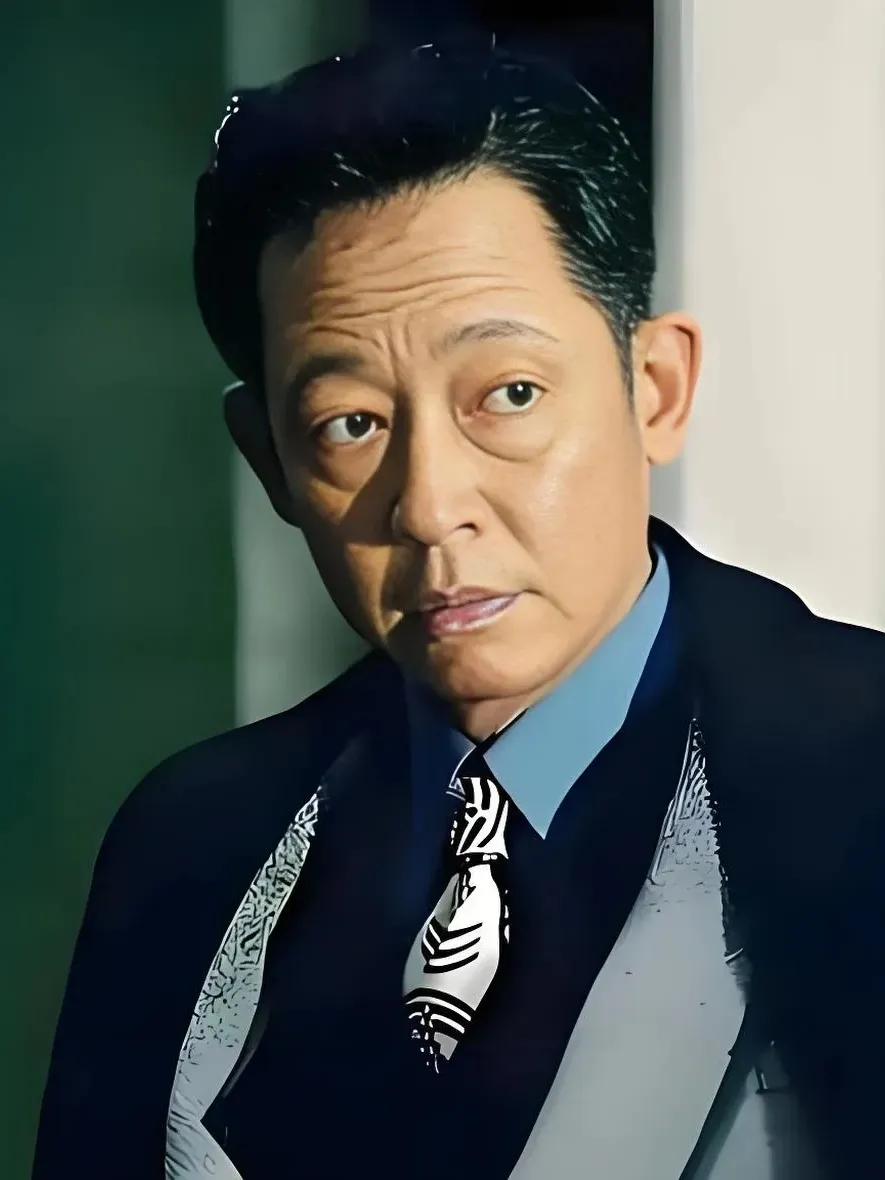 王志文经典台词：

&34;赚过大钱的人和没赚过大钱的人，有一个不同就是，没赚过大钱的人有一种长期思维，天天赚钱，月月赚钱，年年赚钱，因此他们的赚钱目标很明确。只要有钱就赚，如果短时间付出劳动没有变成钱就慌了，就接着找下一个赚钱的门道。这就导致哪一个门道都没摸清，钱也没赚多少，身体还累垮了。&34;

这话反着