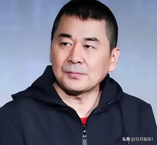 陈建斌谈及吴越，红着眼眶坦言：我对不起她
陈建斌在访谈中聊到吴越，心绪难平，眼眶瞬间泛红，脸上满是愧意，坦言当年是自己亏欠了对方。
早些年两人曾有过一段长达五年的恋情，那时候陈建斌还没什么名气，吴越一直陪在他身旁，在事业与生活上都倾力相助。只是这段感情最终没能走到终点，分开的经过也着实令人感慨。
一