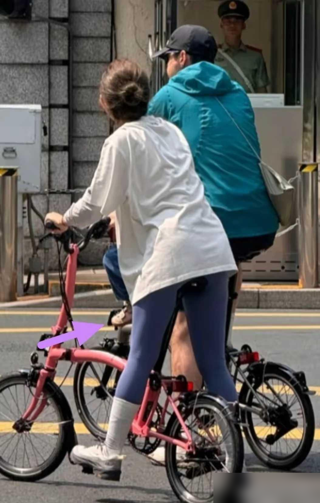 胡歌被拍到在街头骑共享单车，后座载着女儿，老婆黄曦宁骑着另一辆跟在旁边。他一手扶着车把，一手腾出来给老婆拎包。
就这么个画面，评论区又吵起来了，一堆人念叨什么下娶高攀。都结婚多少年了，人家孩子都俩了，还在那儿翻旧账。
黄曦宁从造型助理做到执行经纪人，跟胡歌共事七年才领的证。外头人只看见名气和长相