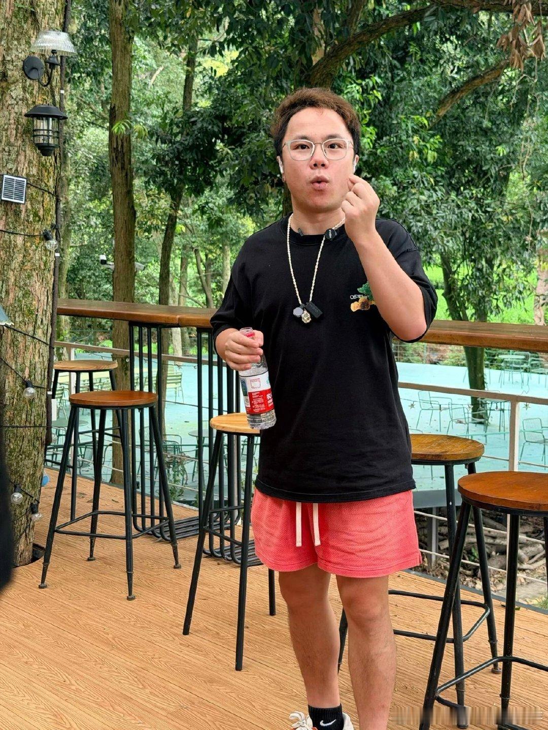 腾讯字节撒 100 亿，我们趁乱摸鱼。。。

继前天拍了 60 条素材之后，昨天赶紧邀请合伙人紧急遵义会议。
 
变化实在太快了，兄弟们，我觉得我们再不讨论这个问题，我们会被拦腰折断，太可怕了。
 
此时此刻的互联网创业已经进入了 AI 互联网的群雄争霸时代，只有三家公司。
 
一个是阿里，携钉钉加千问 ​