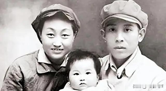 1938年，两名卧底夫妻假戏真做结为真夫妻，妻子牺牲后丈夫一生未娶，7...
