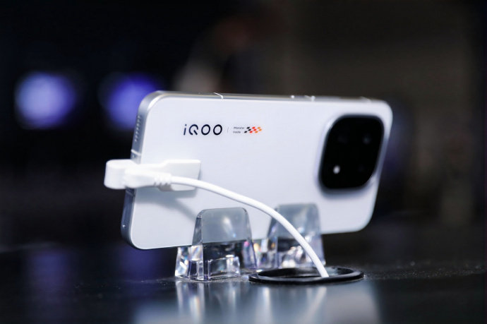 iQOO15和#iQOO15 Ultra#的屏幕用上了三星最新旗舰M14发光材料，发光效率大幅提升、功耗更低、色彩通透又细腻，屏幕质感真的肉眼可见的升级，上手一眼就能沦陷！#iqoo[超话]# ​