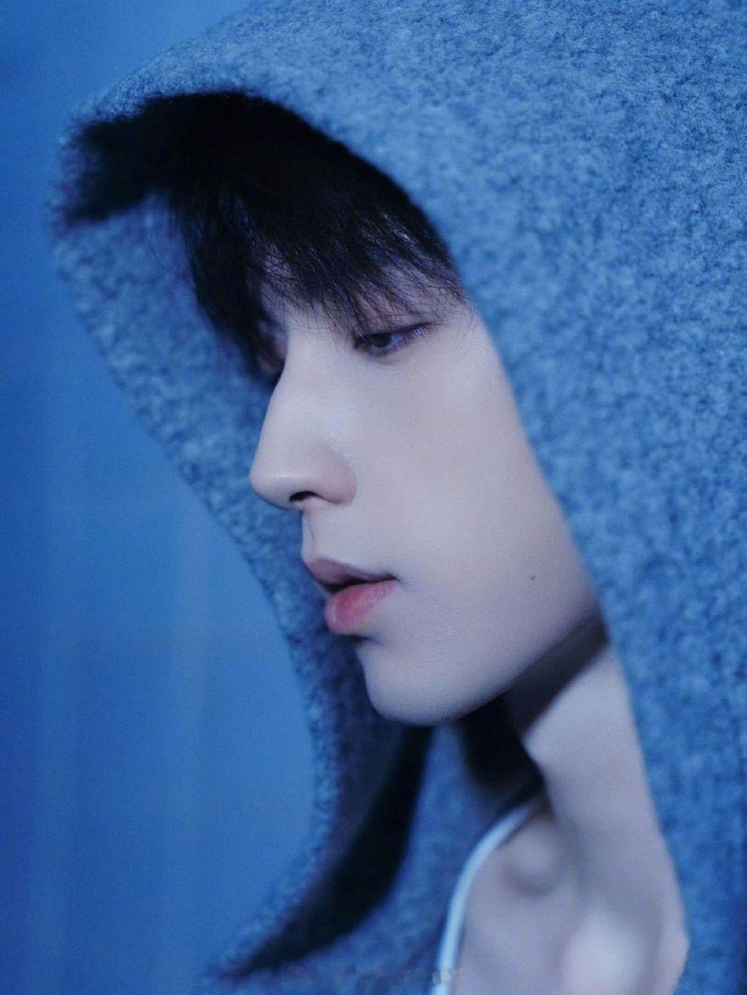 #郭俊辰[超话]##Get了郭俊辰的轻熟感# 祝生日快乐🎂褪去少年稚气，解锁独属于他的轻熟魅力！生日写真氛围感直接拉满，超级期待今天的直播，快来和小郭在线热聊！#明星生日汇# ​