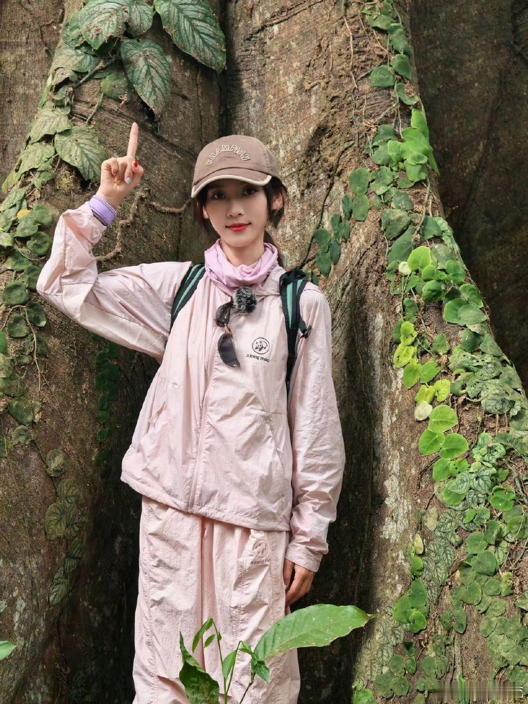 #林依晨开导王可##王可说妈妈把九成时间都给了她# 终于懂最好的开导是共情！王可坦言母亲倾尽九成人生陪伴自己，满心愧疚，林依晨温柔开解，治愈感拉满。 ​