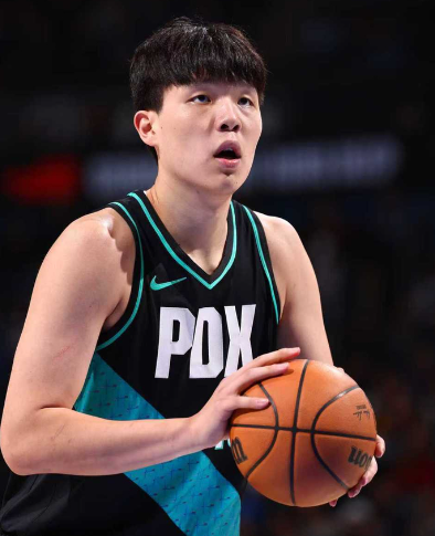 杨瀚森状态火热，零犯规砍下13分4板4助，攻防两端表现亮眼！开拓者全队火力全开，53分大胜伦敦雄狮，展现强大统治力。中国新星稳步成长，未来可期！
 
波特兰开拓者这场球打得顺风顺水，最终119比66狂胜伦敦雄狮，杨瀚森从板凳席打起，八次出手换来6个进球，轻轻松松拿下13分、四个篮板和四次助攻。
 