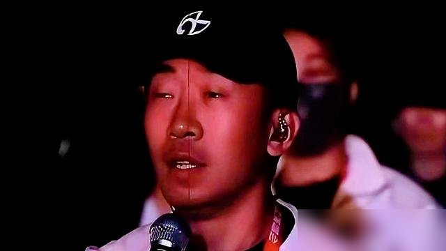 周杰伦演唱会点歌环节，镜头怼到杨迪脸上，他张嘴就要《半兽人》。
周杰伦愣了一下，没接。现场空气瞬间凝固，换别人可能已经脚趾抠地了。
杨迪反应快得离谱，立刻改口喊《爱琴海》，还特意补一句：这歌刘畊宏写的词。把尴尬全甩给兄弟，自己体面下台，全场笑成一片。
这人能火这么多年不是没道理。综艺里装疯卖傻