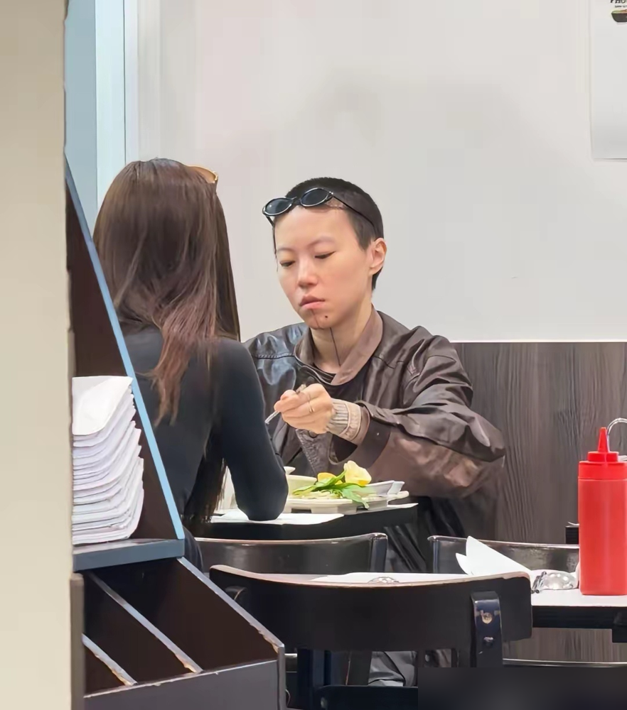 窦靖童在巴黎被拍，搂腰、贴脸、亲脖子，对象是个女的。动作一气呵成，没躲镜头，也没解释。
热搜炸了，都说这次实锤出柜。结果她本人三天没吭声，倒是经纪人跳出来辟谣，说没出柜、没领证，都是朋友。导演李孟桥也跟着澄清：谣言。
最绝的是，2016年就传过一次，也是经纪人出来灭火，说照片是闺蜜说悄悄话。八年