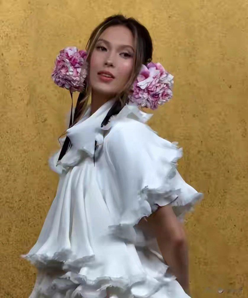 谷爱凌逛苏州博物馆！一身绿旗袍好显白 ​