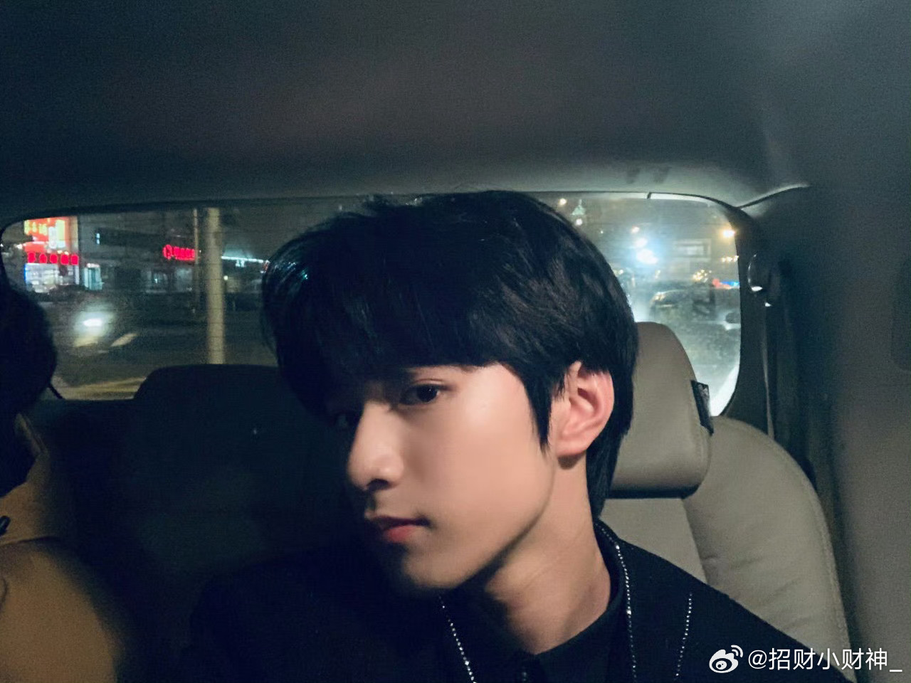他身上有光 有光而不耀 和光同尘. 𝓗𝓮 𝓲𝓼 𝓼𝓱𝓲𝓷𝓲𝓷𝓰, 𝓫𝓾𝓽 𝓷𝓸𝓽 𝓼𝓱𝓲𝓷𝓲𝓷𝓰.
“正义不会迟到，见义勇为会被公平对待。”
【刘耀文好帅】【刘耀文翩翩少年】【刘耀文盛世美颜】【刘耀文三观正】【刘耀文热心公益】 ​