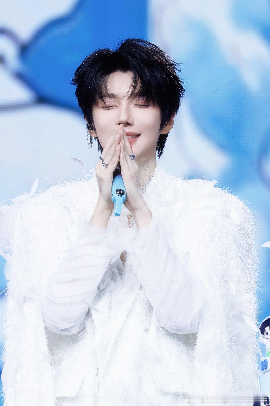 #郝熠然[超话]# 期待了那么久的生日演唱会真的很完美，每个节目都值得反复观看，好棒👍🏻👍🏻 ​