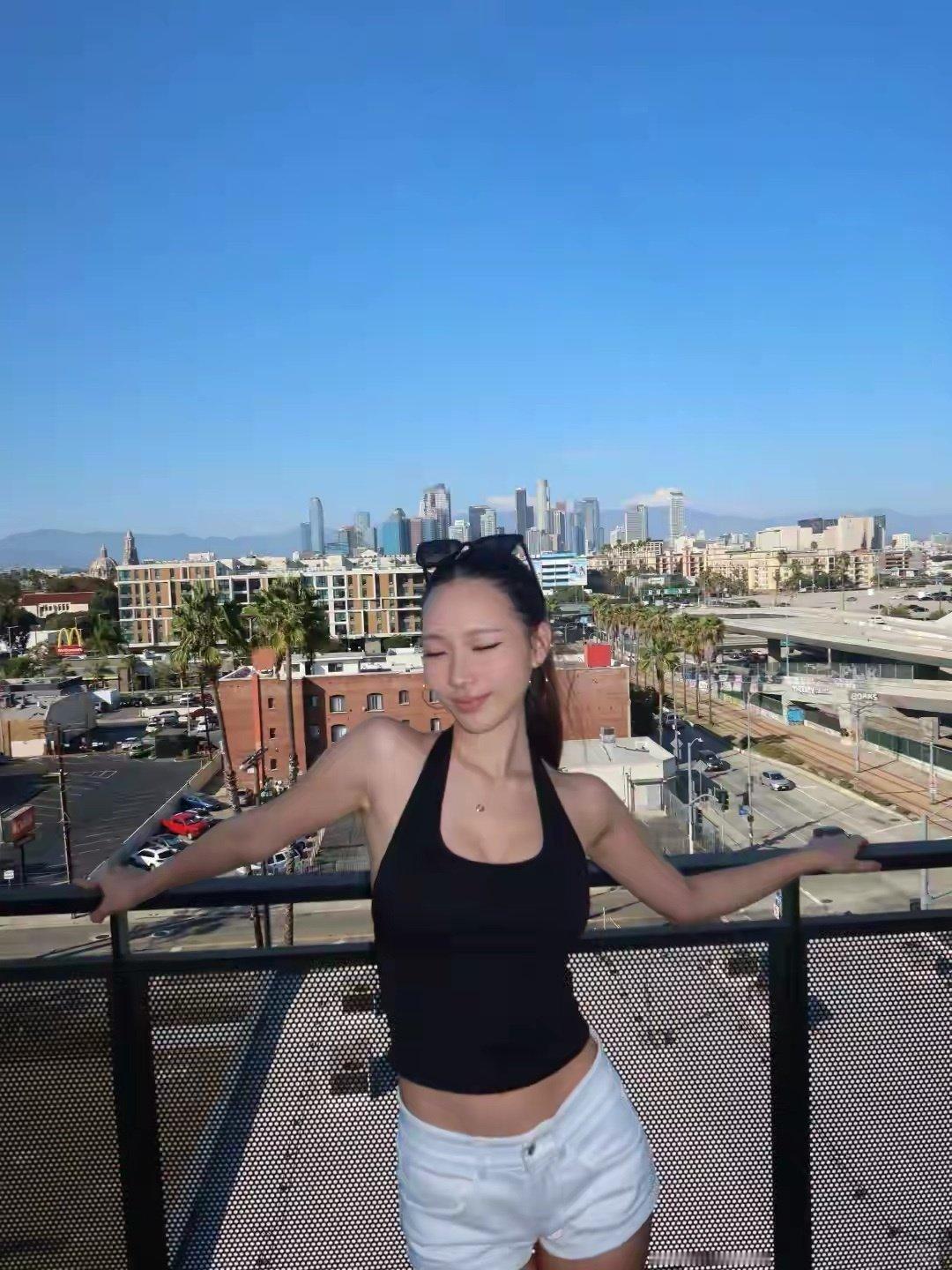 小S大女儿近照曝光！身材高挑皮肤黝黑，五官精致与姨妈大S好像
最近小S大女儿许曦文的一组近照在网上传开，她站在户外天光底下，身形高挑纤细，皮肤晒成健康的小麦色，五官精致立体，乍一看竟有几分姨妈大S的影子。 ​