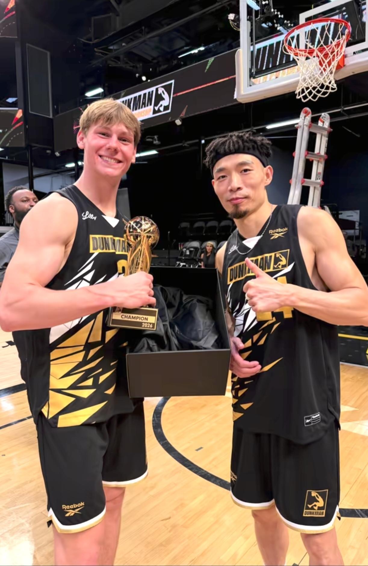 🔥 1米75中国扣将掀翻NBA三届扣篮王
🎯 爆冷时刻定格
2026年8月26日的DUNKMAN职业扣篮联赛八强赛场，身高仅1.75米的39岁中国选手陈登星，以8号种子身份直面赛事头号种子、NBA三届扣篮王麦克朗，最终以0.02分的毫厘优势取胜，亲手缔造了扣篮圈的“黑八奇迹”。

📋 赛事硬核背景