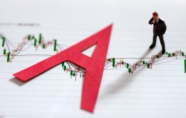 炒股，为什么赚不到钱？1，因为你做错了趋势。2，因为下跌时，你不敢买，甚至还要卖。记住，没有破位，下跌时千万别卖，要敢买。3，因为上涨时，你舍不得卖，甚至还在买。记住，上涨就要卖，有了利润，哪怕离成本价有了5分的差价利润，就要开始卖，只要一路向上卖，成本才会一直在降低。别怕失去主升浪，卖完了就换股，机会特别的多，赚了落袋，才是真正赚到。4，因为破位了，套了你且没有割，还抱侥幸心理能回本，结果越套越深，亏一次，就难翻本。记住，在股市，我们散户，就是小羔羊。有肉吃有汤喝，吃一口就要跑，否则就很容易被野兽吃掉。别指望在股市赚大钱，能够天天有赚，月月有赚，积少成多，那你就已经是了不起了。