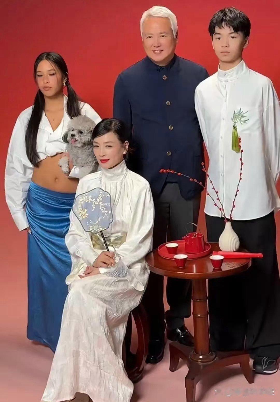 张庭家15岁女儿林希曈，最近跟爸妈弟弟一起拍了组时尚照。小姑娘个子真高，大长腿随爸，林瑞阳有182cm，张庭也有164cm，一家子都不矮。她五官像爸爸，皮肤黑得明显，不知道是不是特意美黑凹时尚感。相比之下，13岁的弟弟白不少。 ​