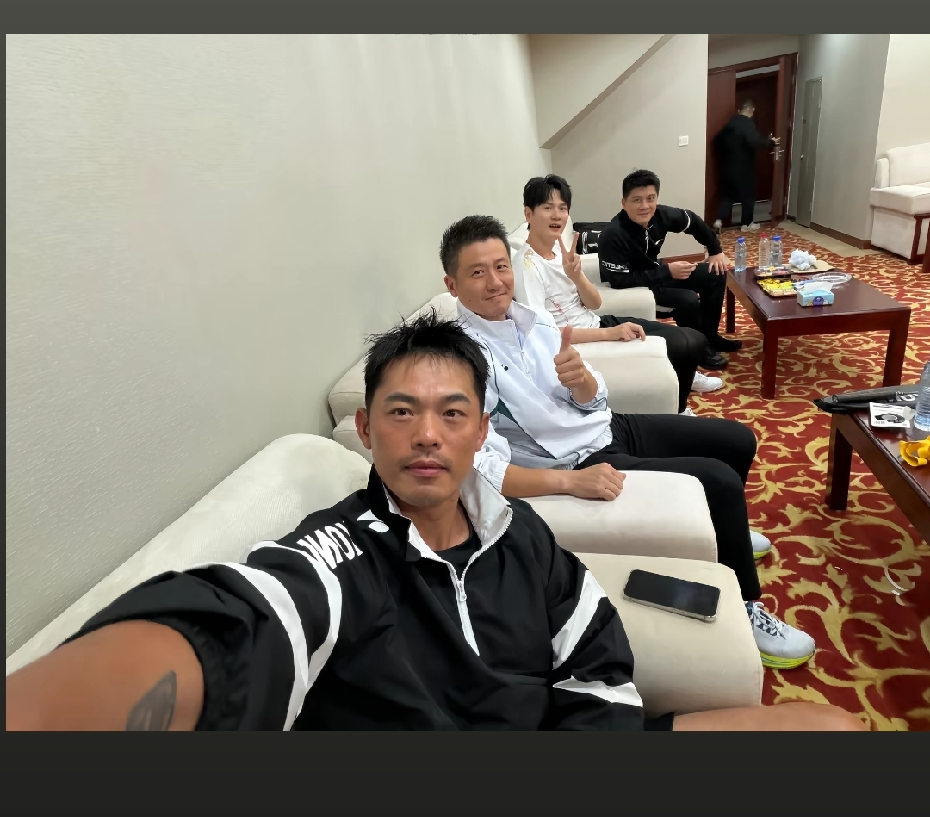 一张合影，炸出了国羽男单最不愿承认的断层。
林丹、鲍春来、蔡赟、傅海峰，国庆往那一站。四个老家伙，往那一杵，就是半部羽毛球霸权史。林丹双圈大满贯，风云组合世锦赛四冠，团体赛汤杯五连霸、苏杯六连霸。那是真统治，不是喊口号。
再看现在男单。技术不差，装备更好，练得也苦。可往场上一站，眼里没那股要吃人