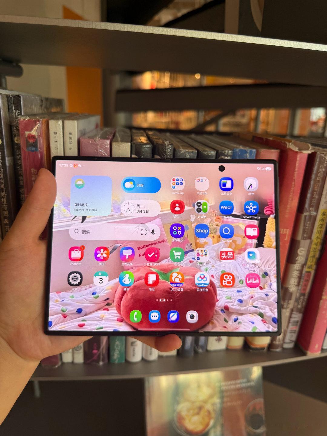 三星 Fold 8合盖之后颜值绝了，又薄又利落，往桌子上一放，氛围感直接就来了#三星ZFold8##三星折叠屏薄到离谱了# ​