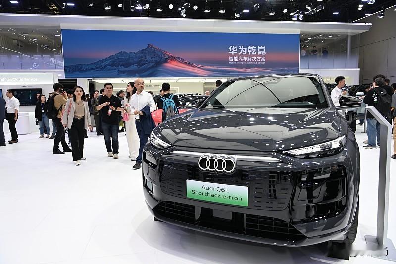 10万级华为乾崑大六座SUV 最近看星海V6的试驾反馈，真的被10万级华为乾崑大六座SUV这波操作惊到了。
之前带华为乾崑智驾的车型起步基本都在15万以上，多人口家庭想尝鲜高阶辅助驾驶，预算卡得死死的，10万级市场根本找不到能打的真智驾大六座。
这台车直接把配置打穿了，华为乾崑ADS 5 SE下放到