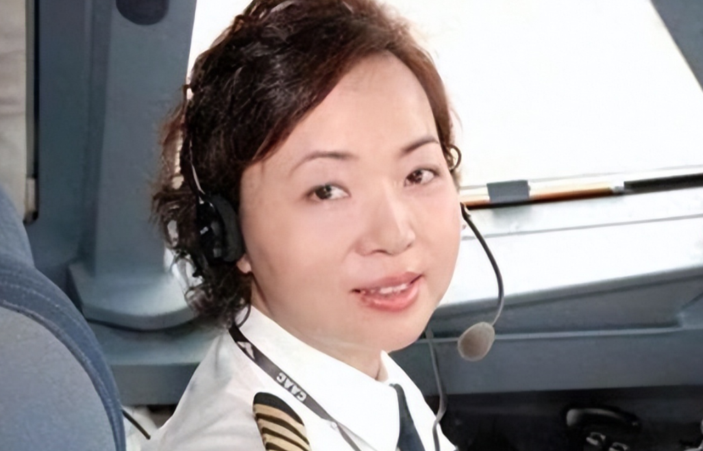 王牌女飞行员刘宇环：退役后遭多家航空公司疯抢，身价一路飙升，最终成为国内最贵民航女机长，这位从军营走出的女飞行员究竟凭什么？

主要信源：（人民网——长大后，我就成了你）

2023年，空军退役女飞行员刘宇环签约南方航空，在民航界引发震动。

七家航空公司连夜争抢，南航最终以匹配军龄折算飞行时长等特