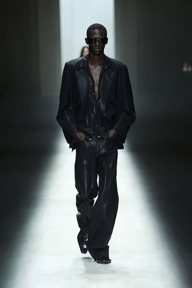 260910彬分别上身来自麦昆 Gucci以及国内品牌Pronounce 的单品🫶1.👔 McQueen Autumn Winter 2026 2.👔 Gucci Fall-winter 20263.👔 Pronounce S/S 2026帅 好喜欢Gucci的这一套🥲 ​​​