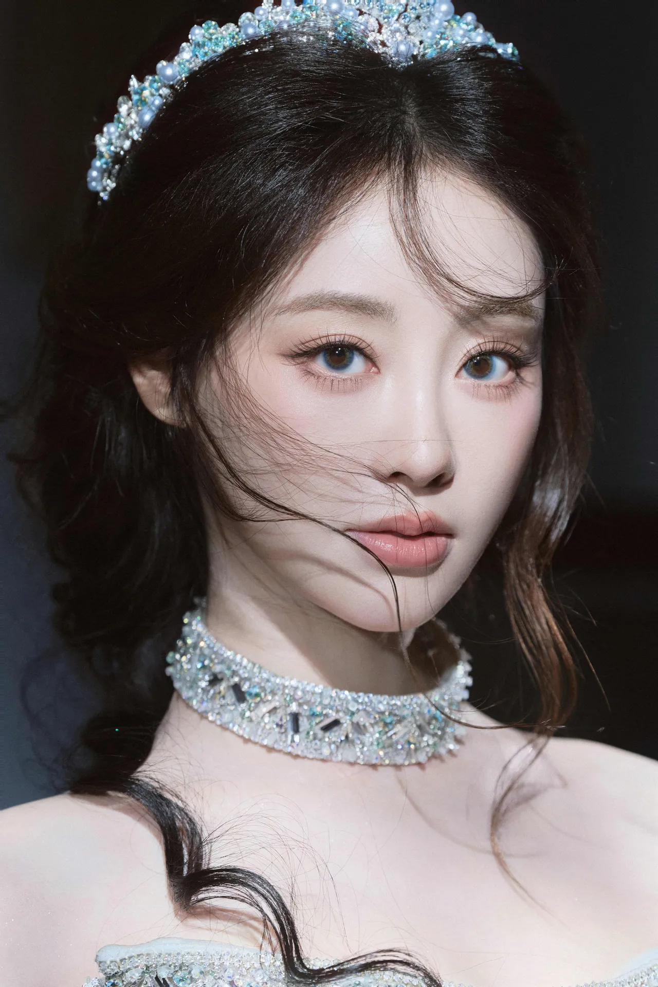 这位美女戴着闪亮的项链和皇冠，好漂亮！ (祝绪丹)