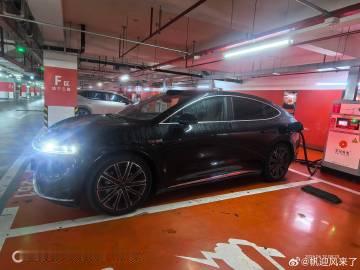 这个角度的智界R7是很优雅大气的，仍然是30万级别值得买的车。