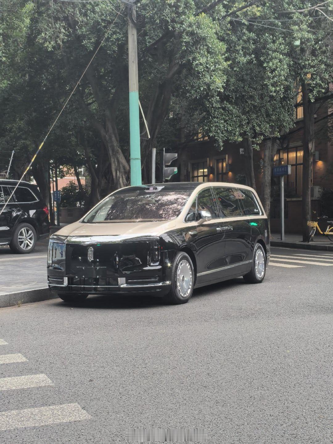 在成都第一看到尊界V800实车，还没上牌的。南门这方向是有东西的  ​