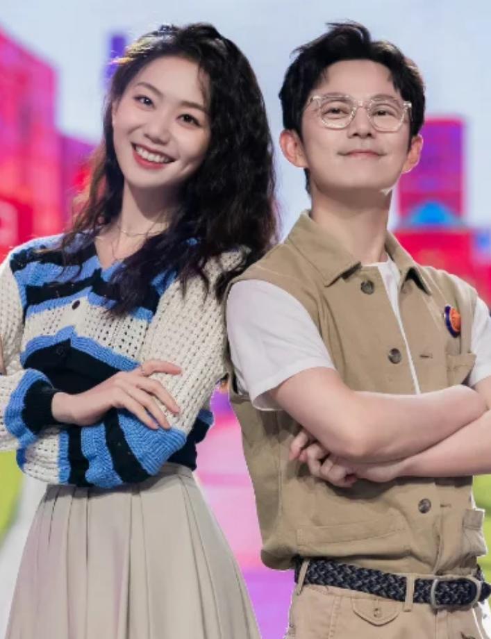 嵩和冯禧结婚之后，冯禧终于发动态了——就一条逛动物园的日常，直接给我整破防了。
10月7日，冯禧晒出一组动物园游玩的照片：素颜，和小动物各种合影，状态好得发光。配文就一句：&34;假期愉快，咱俩好像撞纹儿了……&34;
撞纹儿？懂的人会心一笑——这是俩人私底下才懂的小情趣。照片里没有许嵩出镜，就她一个人，安安静