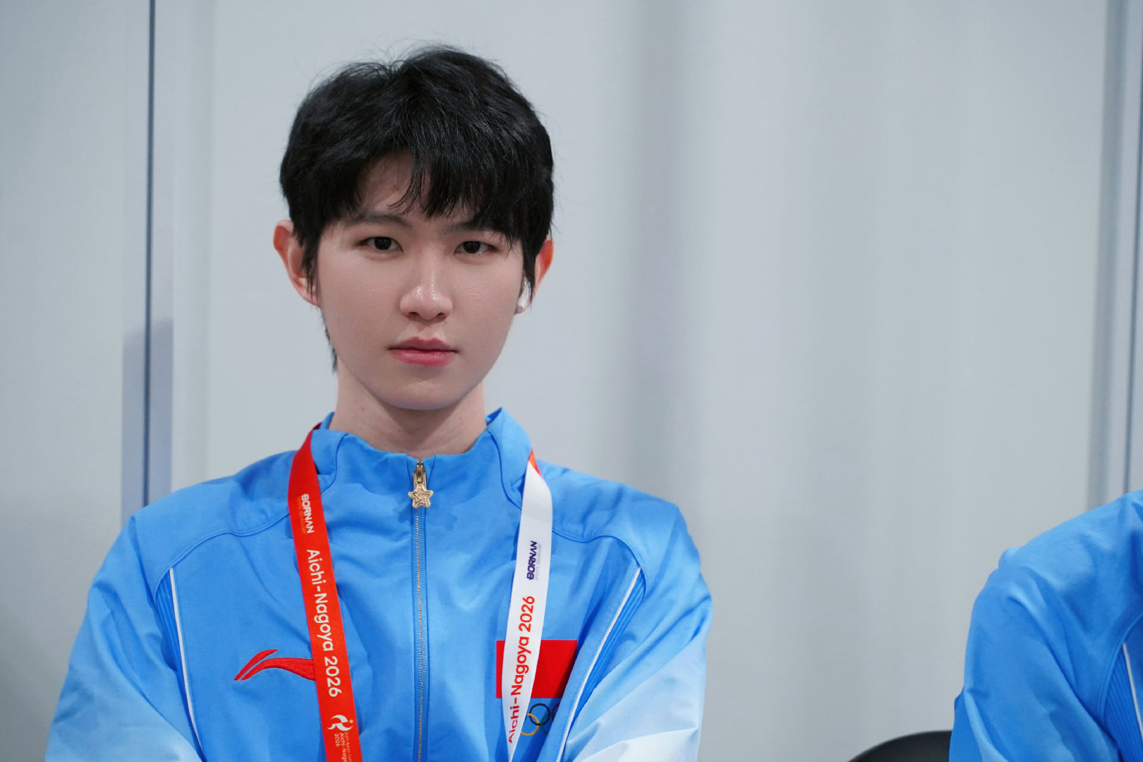 #王者亚运中国队全胜进决赛# 小🇯🇵环境是真的差啊，脖子蚊子叮那么多红点，小诺白皮啊，太明显了😾 ​