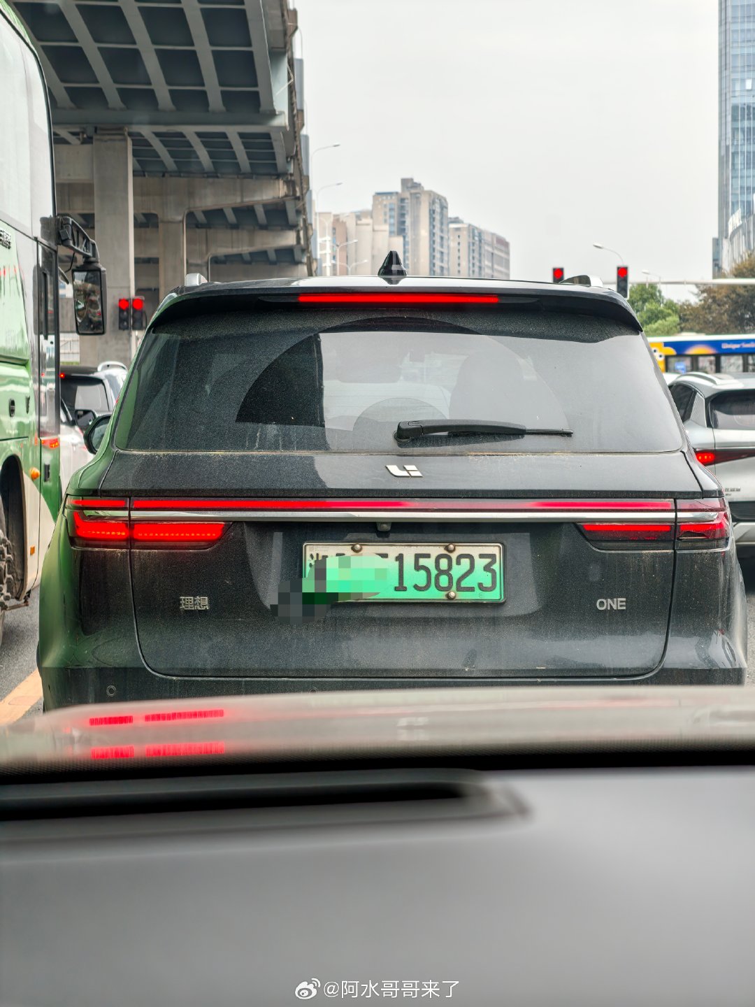 理想ONE是有终身质保的吧？刹车灯还是要去换一下，不然影响安全！[疑问]#大v聊车# ​