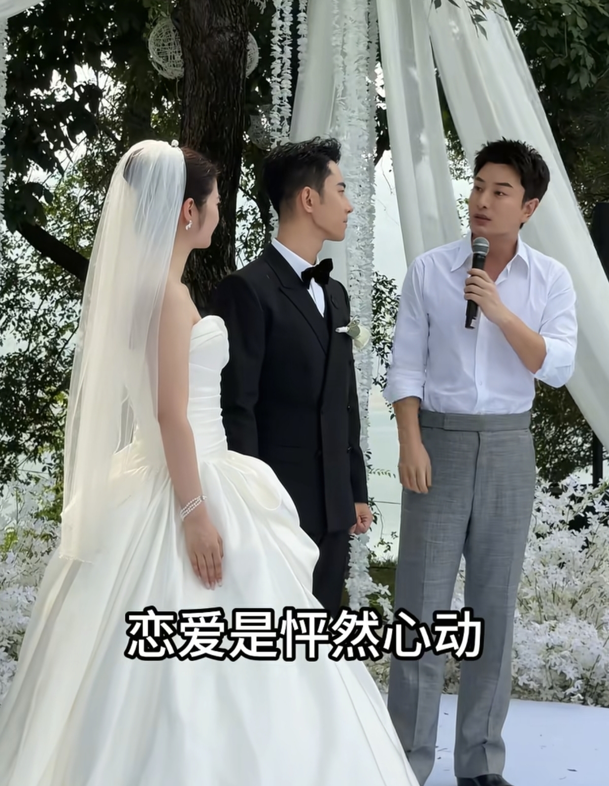 贾乃亮经纪人结婚，贾乃亮高调现身当证婚人还送百万豪车当新婚礼物，网友底下评论表示虽然亮哥很大方，但是请亮哥当证婚人是不是有点不吉利？

在综艺节目《极限挑战》里面贾乃亮被封为“金句哥”，因为金句频出。

在婚礼现场，贾乃亮也是诗意大发，送两位新人金句“恋爱是怦然心动，但结婚是烟火相伴。”

该说不说