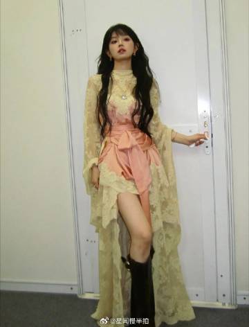 鞠婧祎田曦薇同款造型，感觉田曦薇胜在了身高<span class="u...