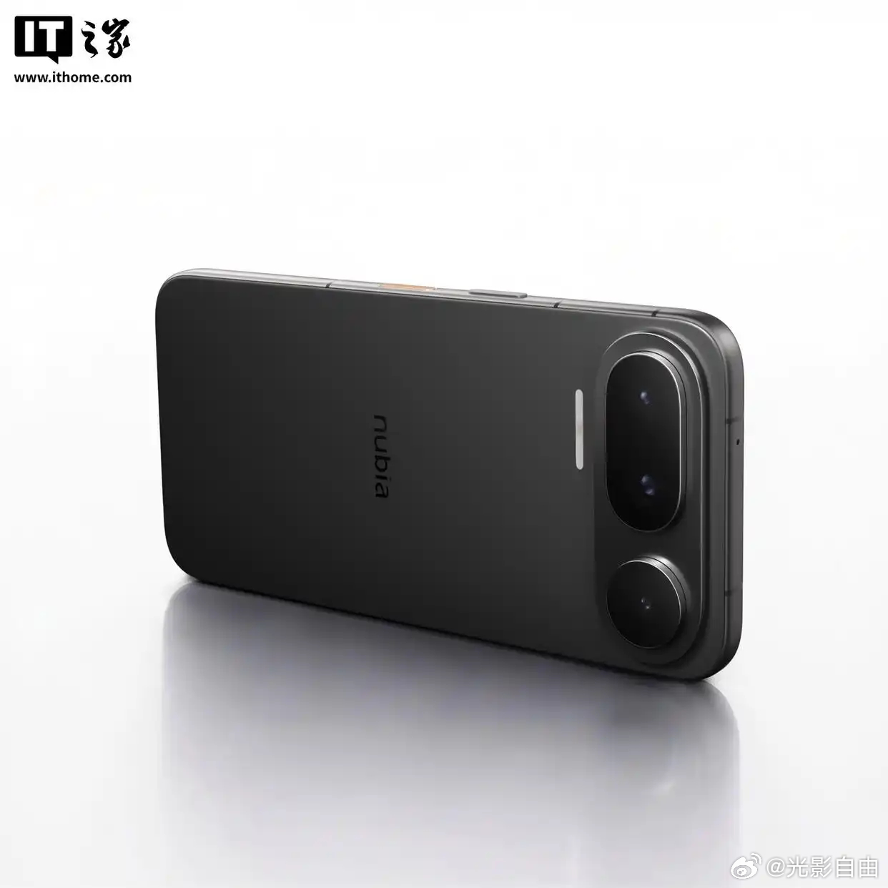 豆包手机量产，中国制造闯出新赛道。全球首款量产AI智能体手机努比亚NaviX Ultra正式拿到入网许可，中兴与字节的这次联手，跳出了传统手机“把AI当附加功能”的老思路。

把大模型直接嵌进系统底层，用端侧运算守护隐私，靠实体按键降低AI交互门槛，20万台量产备货告别概念试水，没有停留在“炫技”层 ​
