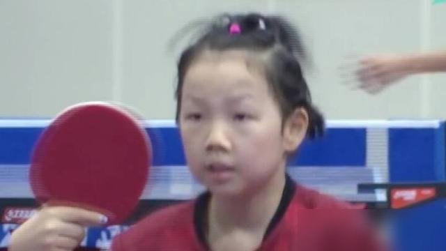 8岁，省运会冠军，3比0横扫。
江苏队蒯捷，国乒主力蒯曼的亲妹妹。赛后小姑娘就一句话：要像姐姐一样，拿很多冠军。
她爸现场拨通蒯曼视频，那头刚拿完中国大满贯女双冠军。注意，这是蒯曼跟王曼昱搭档以来，连续第五个WTT顶级赛女双冠军。下礼拜亚锦赛，女队四项任务全压她身上，带队出征。
一个在国家队扛