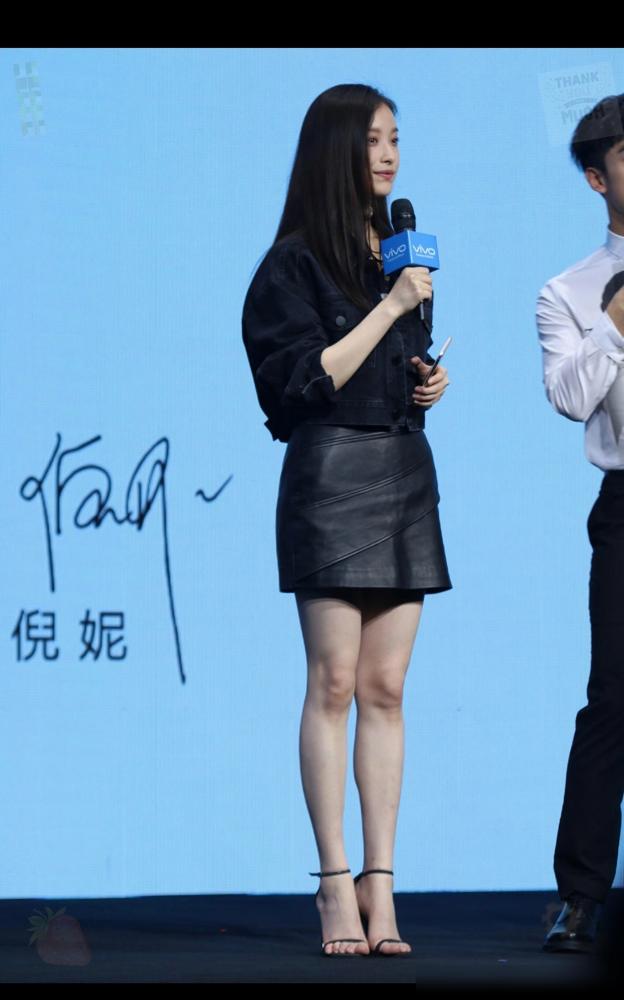 倪妮和井柏然，当年被拍到同居，连吻别都上了热搜。

其实俩人真正黏在一起的日子短得可怜，更多时间是聚少离多。2018年7月5日，两家工作室在同一分钟发出内容完全一致的声明，宣布已于今年五月和平分手，原因是聚少离多、事业发展节奏不同步。分手当天原定合体大片临时取消，棚租违约金三十万，加上两个合体代言解
