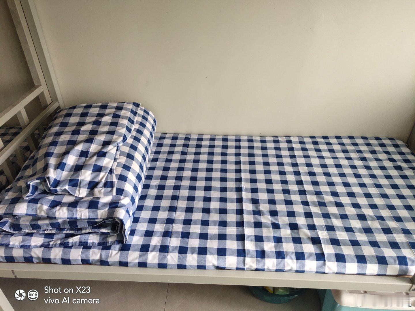 #vivo[超话]##vivo超话# 来学校了，一方窄床，盛着少年日常的简朴与秩序；格纹之间，藏着远行前最安稳的梦。 ​
