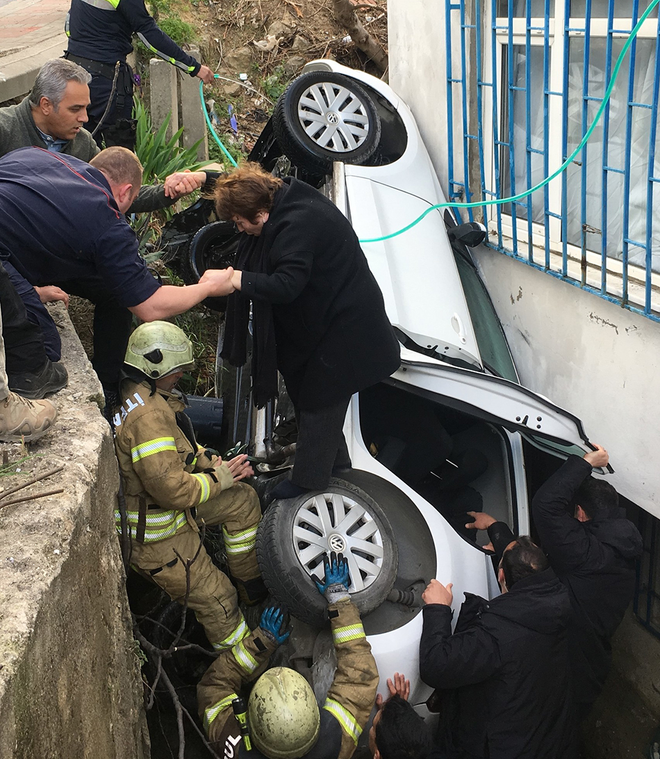 车辆意外倒扣路边！两位外国游客冲上前救人，这一幕太暖心
 
路上突发惊险一幕。一辆车子发生侧翻，整个车身倒扣在路面。车内还有一位老人被困。狭小的空间困住老人，很难自行脱身。路过的行人看到情况，心里都捏着一把汗。
 
两名外籍游客刚好途经此地。没有半点犹豫，立刻快步奔向事故车辆。他们没有站在远处围观拍