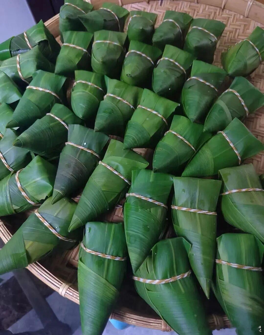 粽子
说起粽子，不少人都会想起端午节、嘉兴粽子。粽子承载着中国传统节俗和深厚的饮食文化底蕴。每年端午的前一日，家家户户浸米洗叶，空气中弥漫着粽叶的清香和糯米的甜香，这不仅是味觉的盛宴，更是一种文化仪式的传承。
古代粽子又叫角黍、筒粽。角黍是因粽子的形状有棱有角，内包有黄米而得名；筒 ​