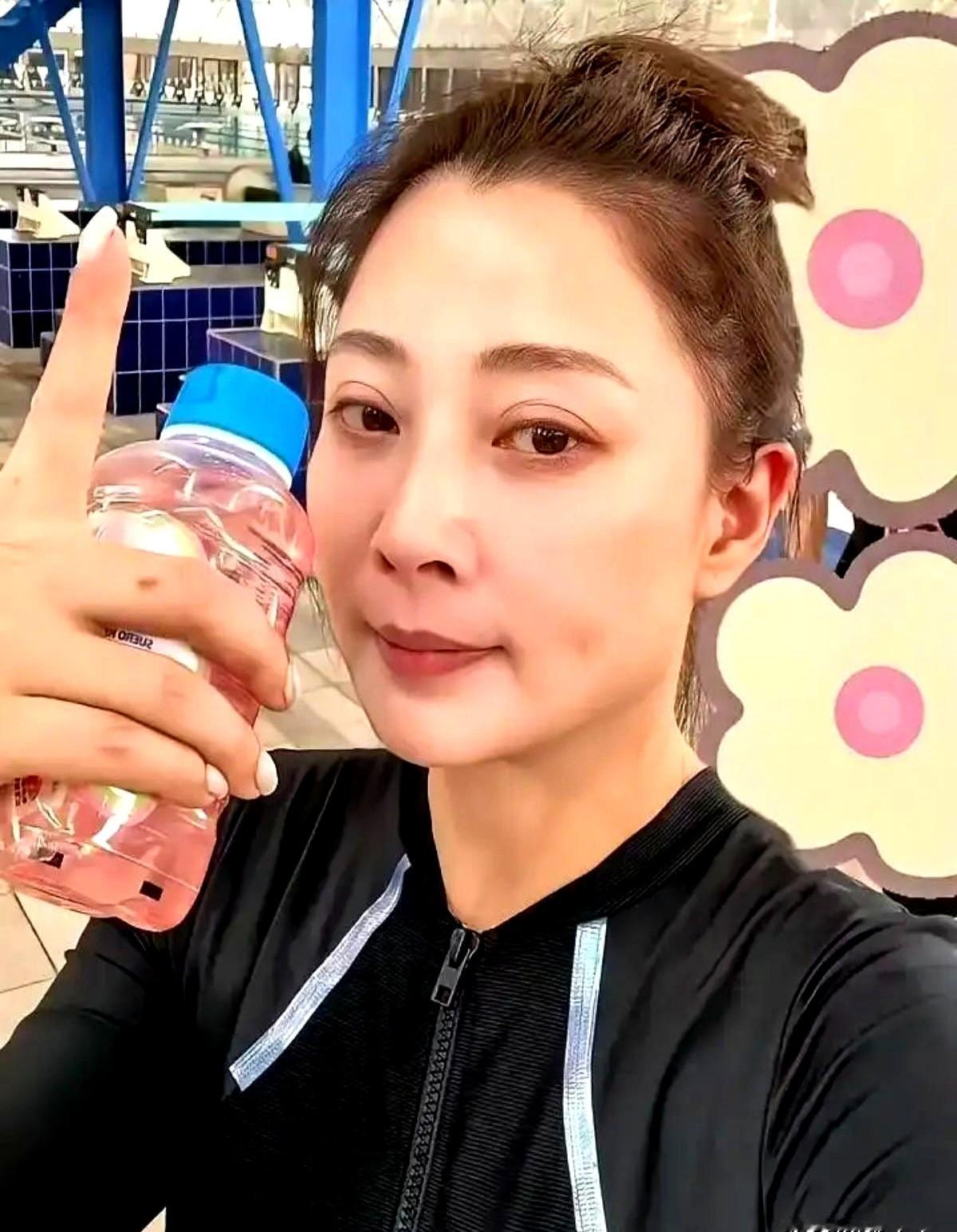 殷桃，46岁，手握视后大满贯，怎么就没成“顶流”？

她拿的剧本，全是硬骨头。《鸡毛飞上天》《人世间》，你只记得骆玉珠、郑娟，却想不起殷桃本人。戏一播完，人就消失，从不泡在综艺里刷脸。

军艺出身，重庆妹子，骨子里有股劲儿，但就是不屑于搞人设那套。别人忙着上热搜，她一头扎进剧组，琢磨下一个角色怎么演